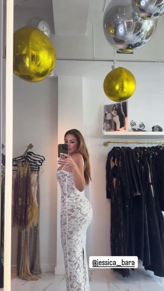 徐娘半老！皮蓬前妻穿吊帶裙自拍，這身材也太炸裂了！