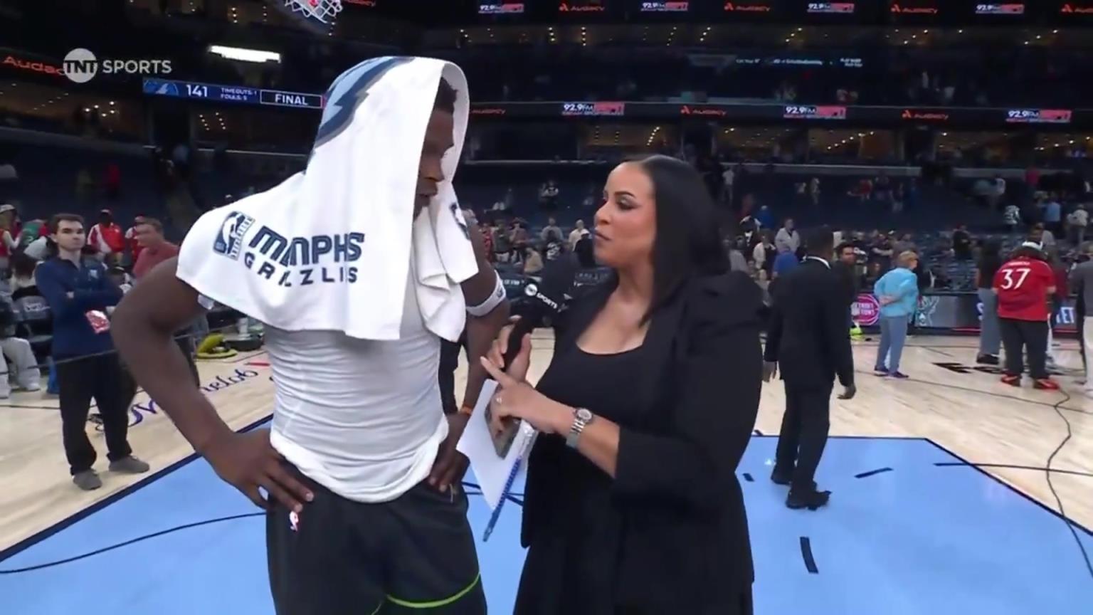 華子賽后接受一位豐滿女記者的采訪！