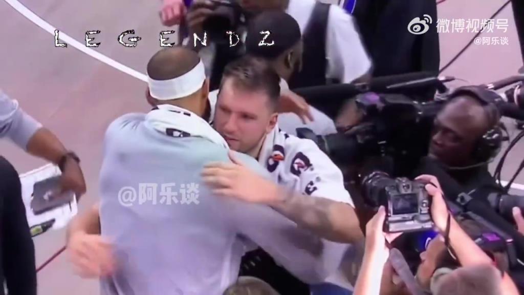 違規(guī)招募東契奇賽后與加福德悄悄話：我們會(huì)再度一起打球的