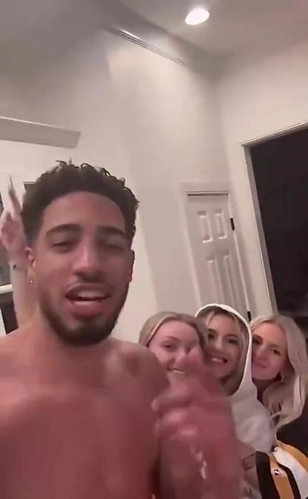 今日怒砍歷史級三雙！哈利此前光著膀子與三位金發(fā)美女同框