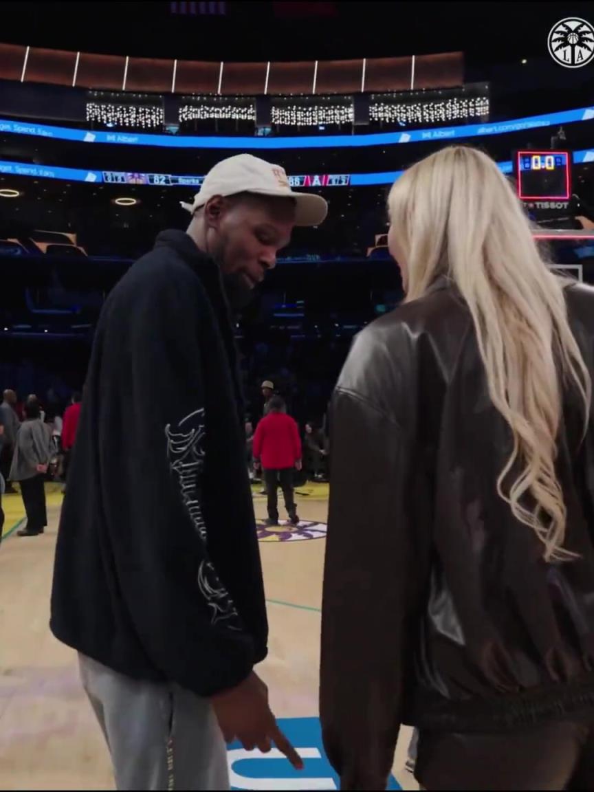 小帥這氣質(zhì)！杜蘭特與庫里教妹布林克擁抱，眼睛好像一直偷瞟布林克大長腿