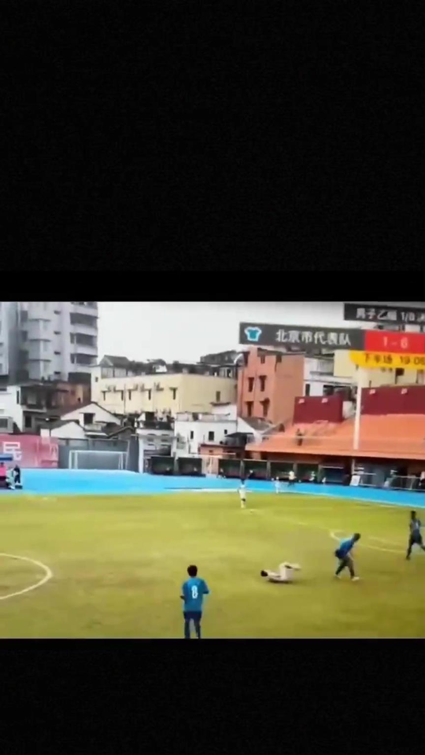 太可怕了！全運會驚現(xiàn)殺人足球，球員將對手直接踢骨折