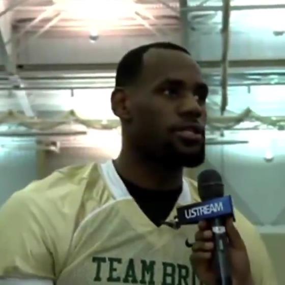 哥兩個還會這個啊？11年NBA停擺期間老詹和阿杜組隊玩橄欖球