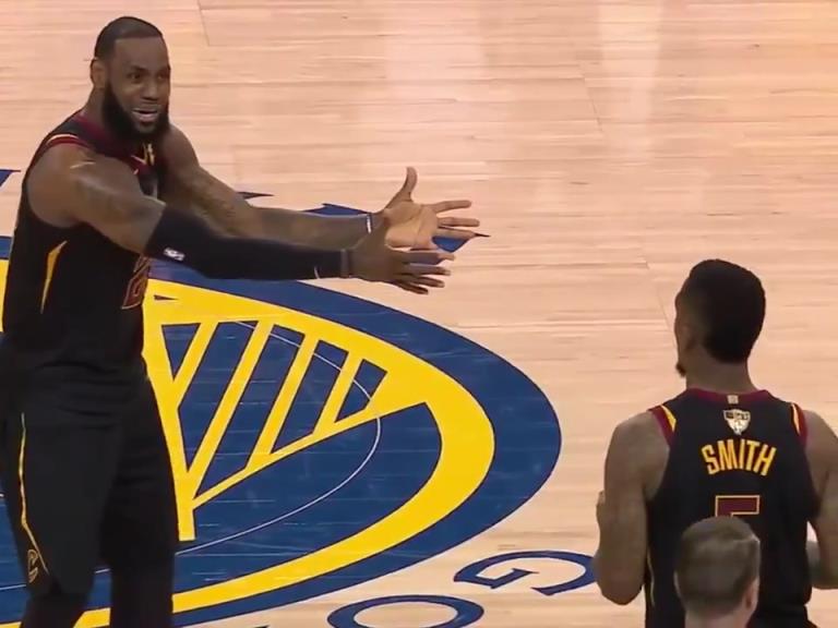 名場面！JR搶下關(guān)鍵籃板沒看表，老詹質(zhì)問JR為何傳球