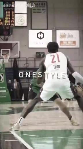 正統(tǒng)美式后衛(wèi)！JD戴維森炒菜后低手合球，對抗上籃打進！
