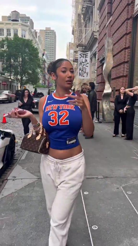 哇塞！一豐滿尼克斯女球迷身穿唐斯球衣，真是太吸引眼球了